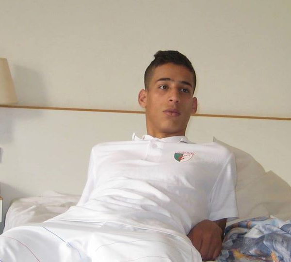 Karim vingt-et-un ans cherche mec à Marseille pour nuit torride sans blabla inutile juste toi et moi rencontre-Minet-Marseille