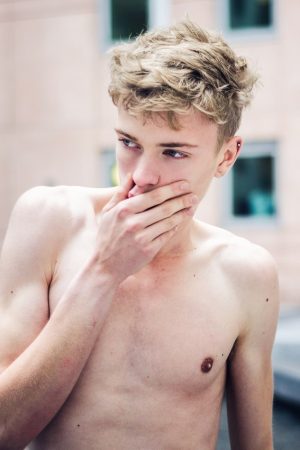 Mardi soir, j’ai croisé un type qui m’a dit que j’étais canon. Depuis, je bande. Côme - rencontre-Gay-Paris