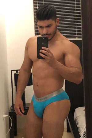 Après la douche ici à Lille Adrian - rencontre-Daddy-Lille